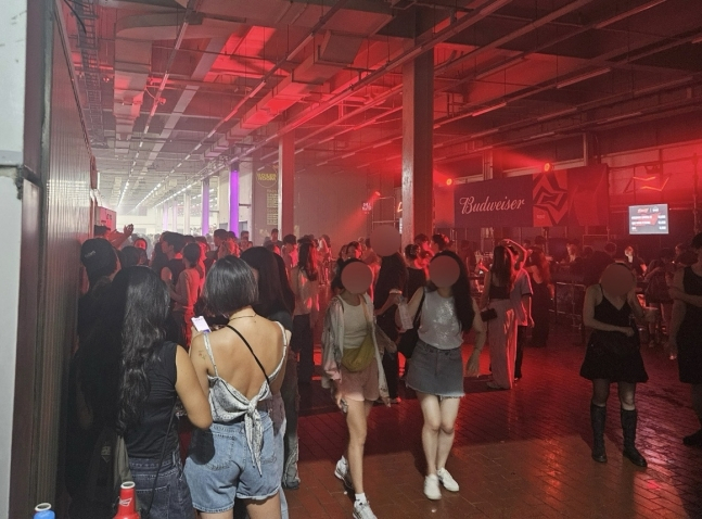 사람이 너무 많이 몰려 압사사고 우려가 생긴 탓에 중단된 성수동 복합문화공간 에스팩토리에서 열린 ‘보일러룸 서울 2024’ 공연 현장. [헤럴드경제 DB]