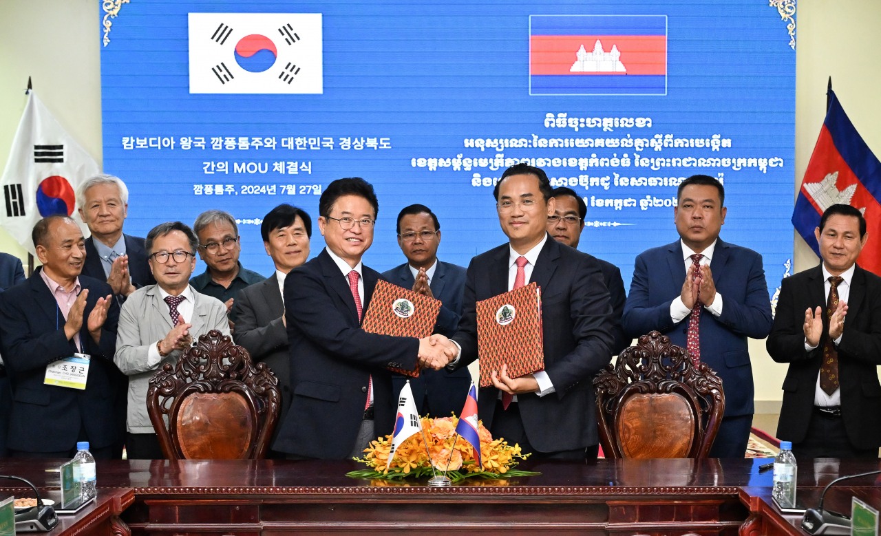 이철우 경북지사가 지난 27일 캄보디아 누온 파랏 캄퐁톰 주지사와 교류협정을 체결하고 있다.[경북도 제공]