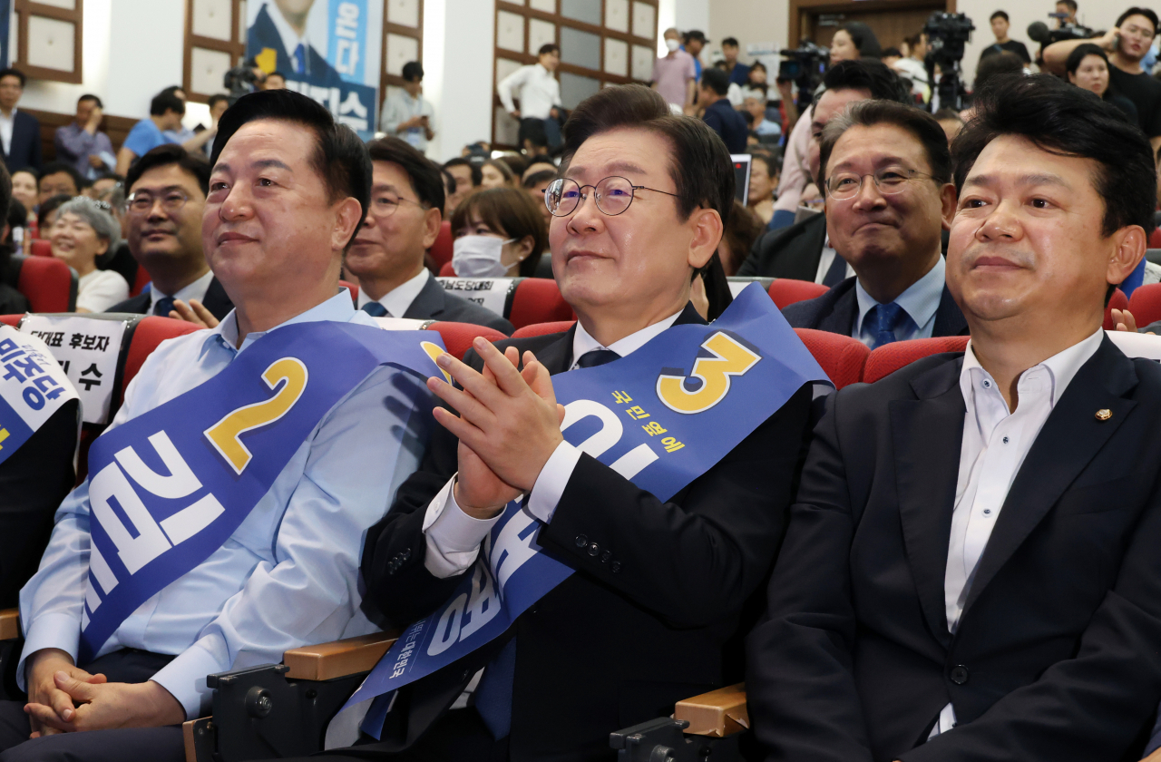 28일 오전 충남 공주 충남교통연수원에서 열린 더불어민주당 당대표·최고위원 후보자 합동연설회에서 김두관 후보와 이재명 후보가 연설 차례를 기다리고 있다. [연합]
