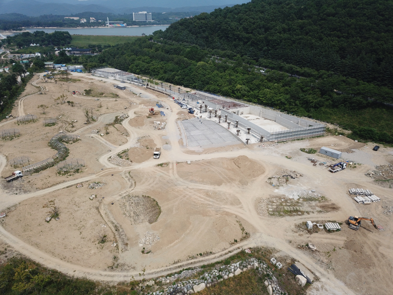 내년 6월 시설물 완공을 목표로 공사가 한창인 경주식물원(라원) 전경.[경주시 제공]