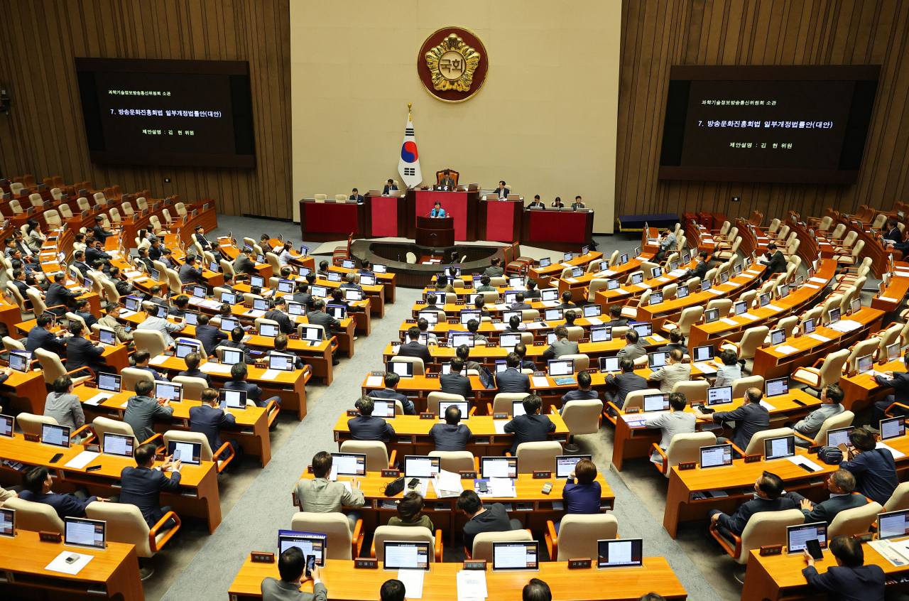 김현 더불어민주당 김현 의원이 28일 새벽 국회 본회의에서 '방송문화진흥회법 일부개정법률안'에 관한 제안설명을 하고 있다. [연합]