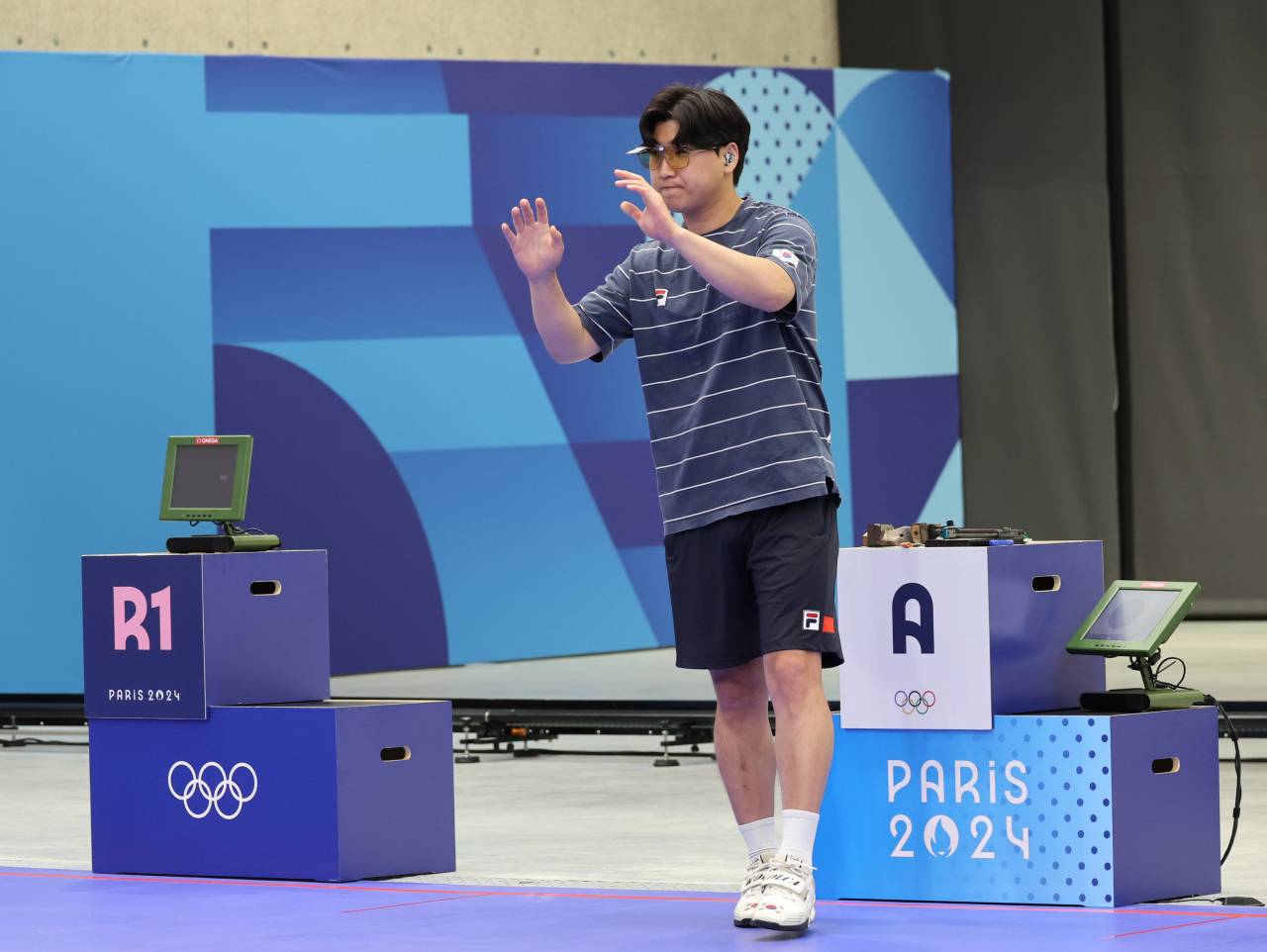 이원호가 28일(현지시간) 프랑스 샤토루 슈팅센터에서 열린 2024 파리 올림픽 사격 공기권총 10m 남자 결선에서 4위를 한 뒤 관중에 인사하고 있다. [연합]