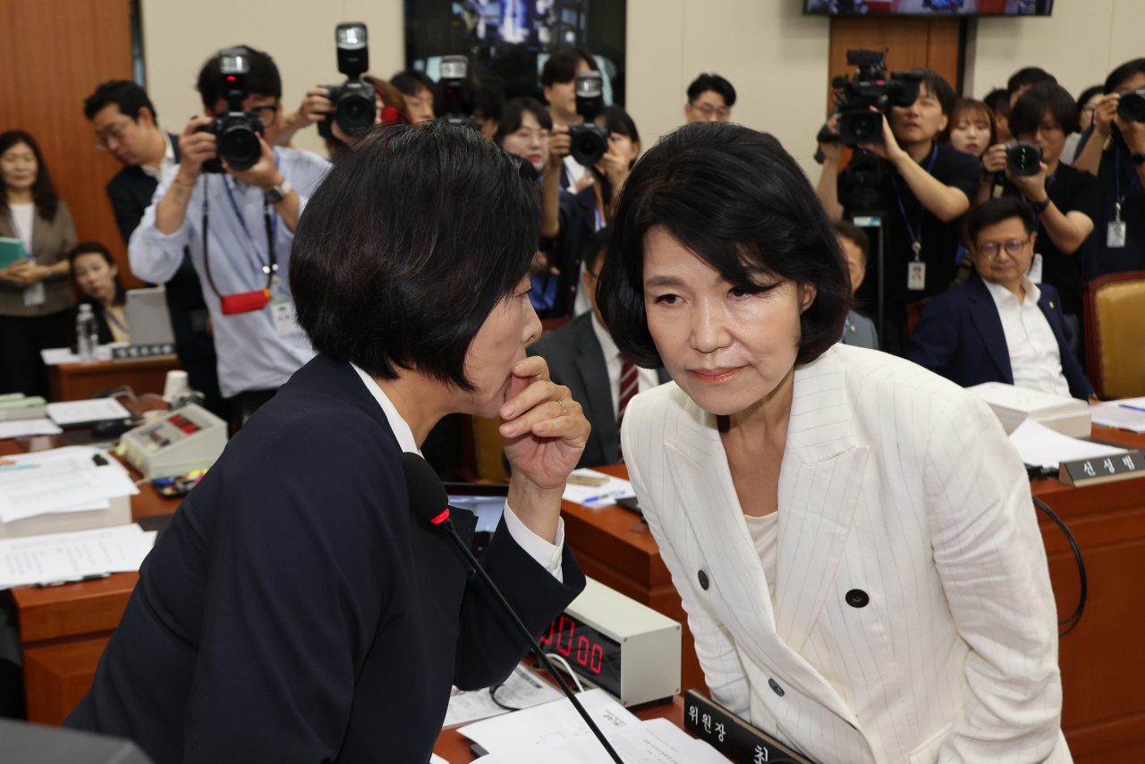 더불어민주당 소속 최민희 과학기술정보방송통신위원장이 24일 국회 과학기술정보방송통신위원회에서 열린 인사청문회에서 이진숙 방통위원장 후보자에게 귀엣말을 하고 있다. 최 위원장은 선서문을 전달한 뒤 인사하지 않고 자리로 돌아가려는 이 후보자를 다시 불러 귀에 대고 "저와 싸우려 하시면 안 된다"고 속삭였다. [연합]