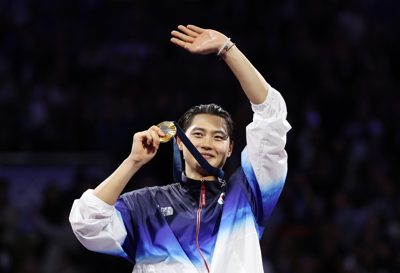 2024 파리올림픽 펜싱 남자 사브르 경기에서 금메달을 차지한 오상욱이 손을 흔들고 있다. [연합]