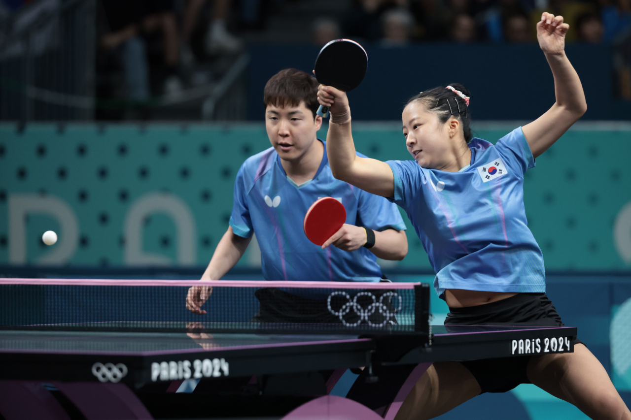 2024 파리올림픽 탁구 혼합복식 16강전에서 신유빈이 독일팀을 향해 스매싱을 하고 있다.[연합]