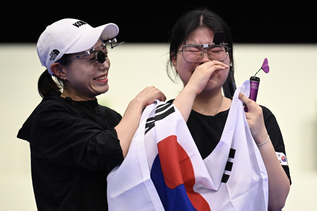 2024 파리 올림픽 사격 여자 10m 공기권총 금메달 결정전이 열린 28일(현지시간) 프랑스 샤토루 CNTS 사격장에서 대한민국 대표팀 오예진(오른쪽)과 김예지가 메달을 확정 후 기뻐하고 있다. 2024.7.28 샤토루=이상섭 기자/HC