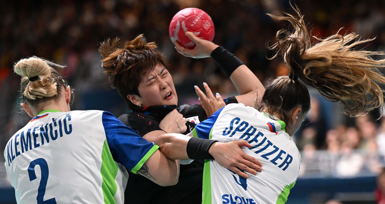 28일 오전(현지시간) 프랑스 파리 아레나 파리 쉬드6에서 열린 2024 파리 올림픽 대한민국-슬로베니아 A조 여자 핸드볼 2차전 경기. 류은희가 슛을 하고 있다. 2024.7.28 파리=이상섭 기자/SS