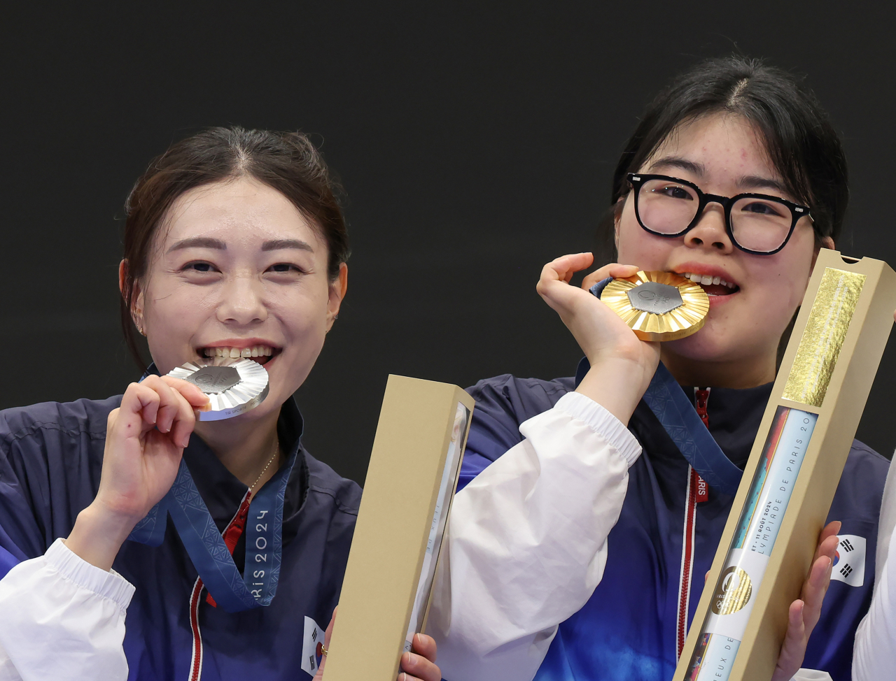 28일(현지시간) 프랑스 샤토루 슈팅 센터에서 열린 2024 파리 올림픽 사격 공기권총 10m 여자 결선에서 금메달을 수확한 오예진(오른쪽)과 은메달을 딴 김예지가 메달을 입에 물고 기뻐하고 있다. [연합]