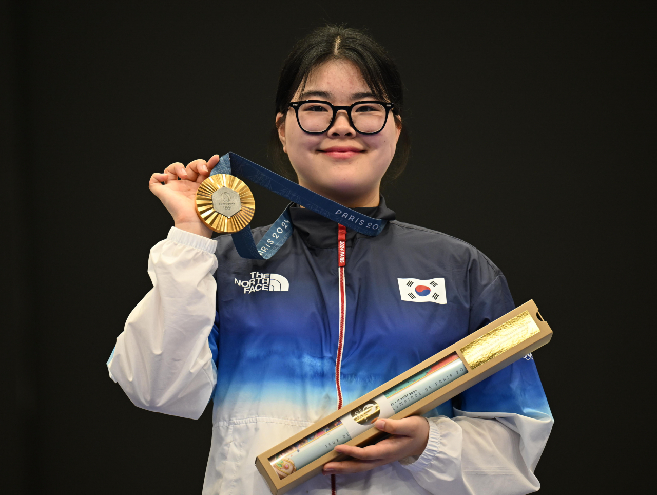 2024 파리 올림픽 사격 여자 10m 공기권총 금메달 결정전이 열린 28일(현지시간) 프랑스 샤토루 CNTS 사격장에서 대한민국 대표팀 오예진이 금메달을 들어보이고 있다. 2024.7.28 샤토루=이상섭 기자/HC