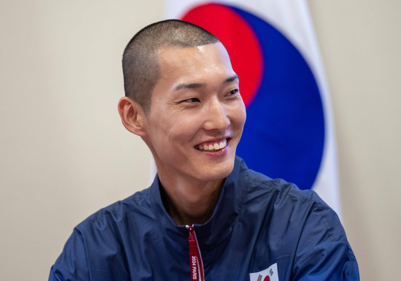 2024 파리 올림픽 높이뛰기 국가대표 우상혁이 지난 21일(현지시간) 오전 프랑스 퐁텐블로 프랑스국가방위스포츠센터(CNSD)에 마련된 대한민국 선수단의 사전 캠프 ‘팀코리아 파리 플랫폼’에서 대회에 임하는 각오를 밝히고 있다. 파리 플랫폼은 올림픽선수촌으로부터 84㎞ 떨어진 퐁텐블로시 프랑스국가방위스포츠센터에서 선수단의 원활한 현지 적응을 위한 국가대표선수촌과 동일한 수준의 훈련·영양·의료 서비스를 제공한다. 2024.7.21 퐁텐블로(프랑스)=이상섭 기자/HC