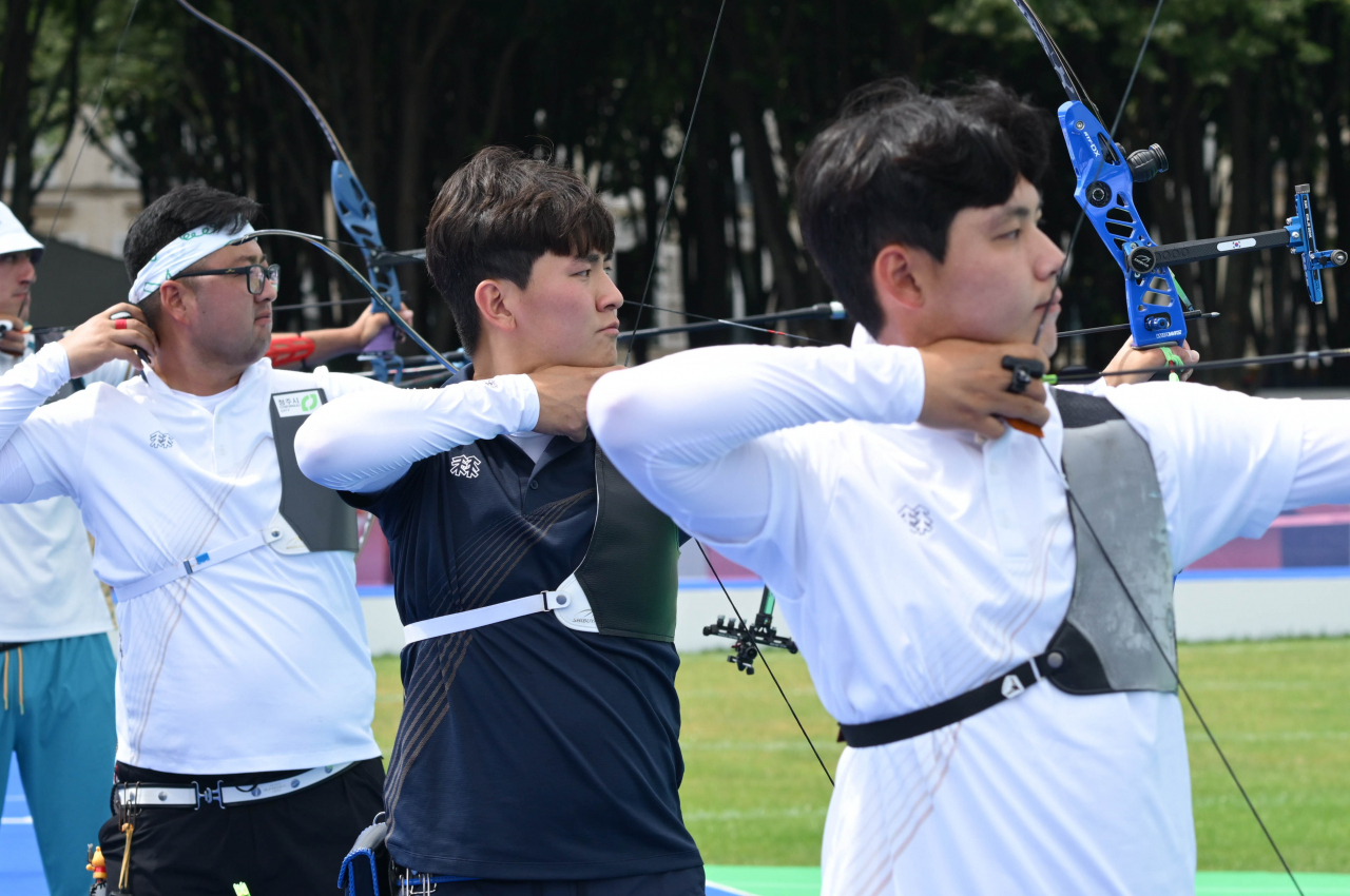 2024 파리올림픽 남자 양궁대표팀이 21일 오후(현지시간) 프랑스 파리 앵발리드에서 훈련을 갖고 있다. 왼쪽부터 김우진, 김제덕, 이우석 선수. [파리=이상섭 기자]