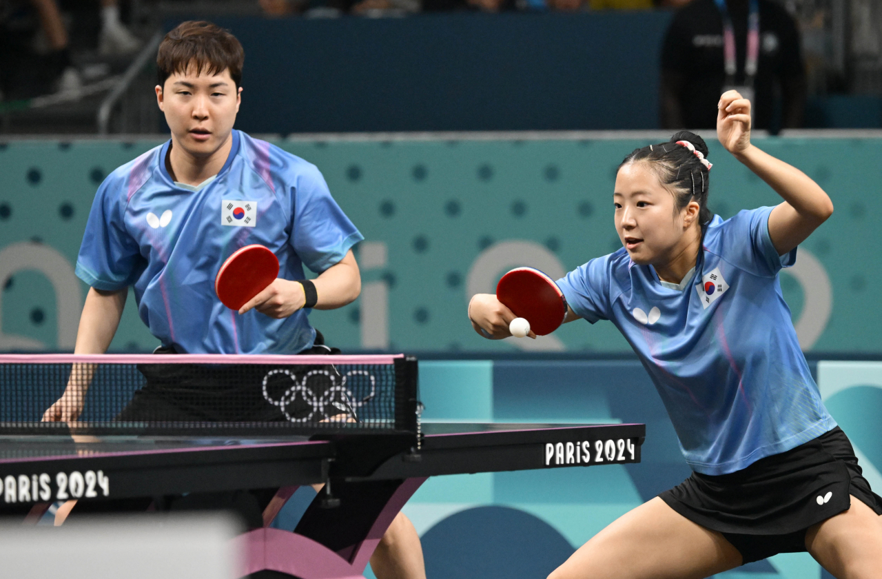 2024파리올림픽 탁구 국가대표 임종훈, 신유빈이 지난 27일(현지시간) 프랑스 파리 아레나 파리 쉬드에서 열린 탁구 혼합복식 16강전에서 독일 당 치우, 니나 미텔햄 조를 상대하고 있다. [파리=이상섭 기자]