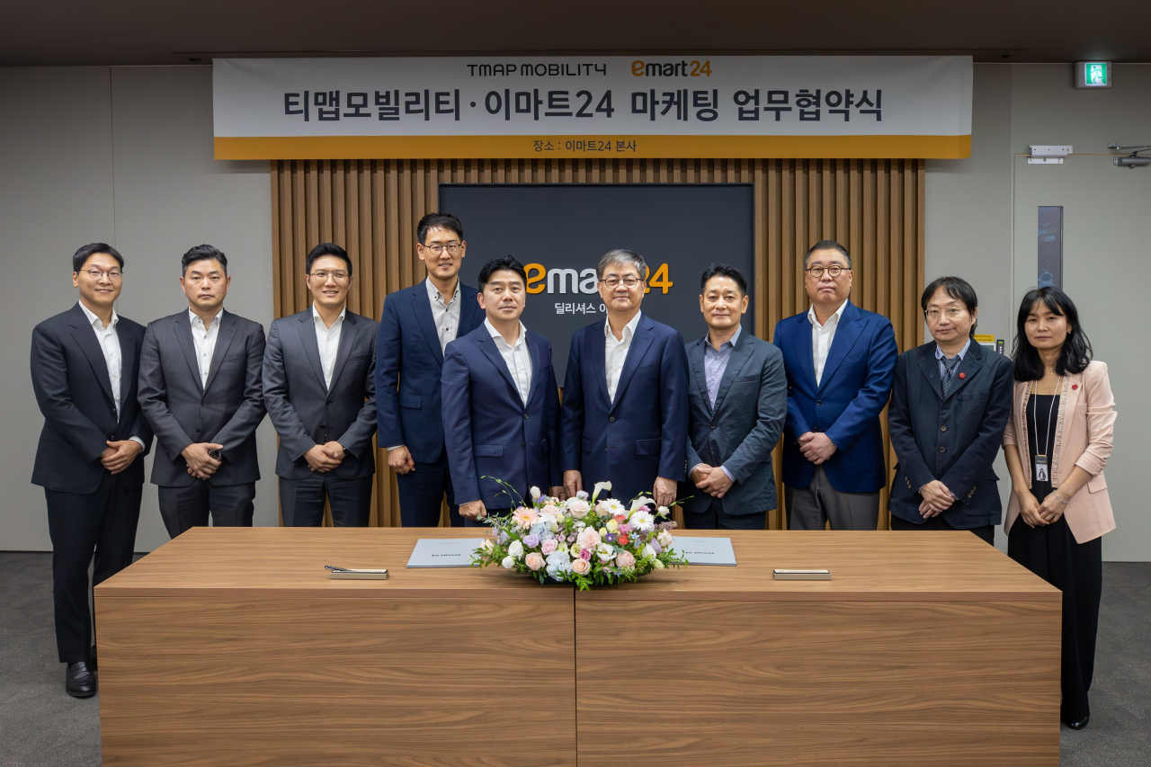 티맵모빌리티와 이마트24 관계자가 업무협약(MOU) 체결 후 기념촬영하고 있다.[티맵모빌리티 제공]