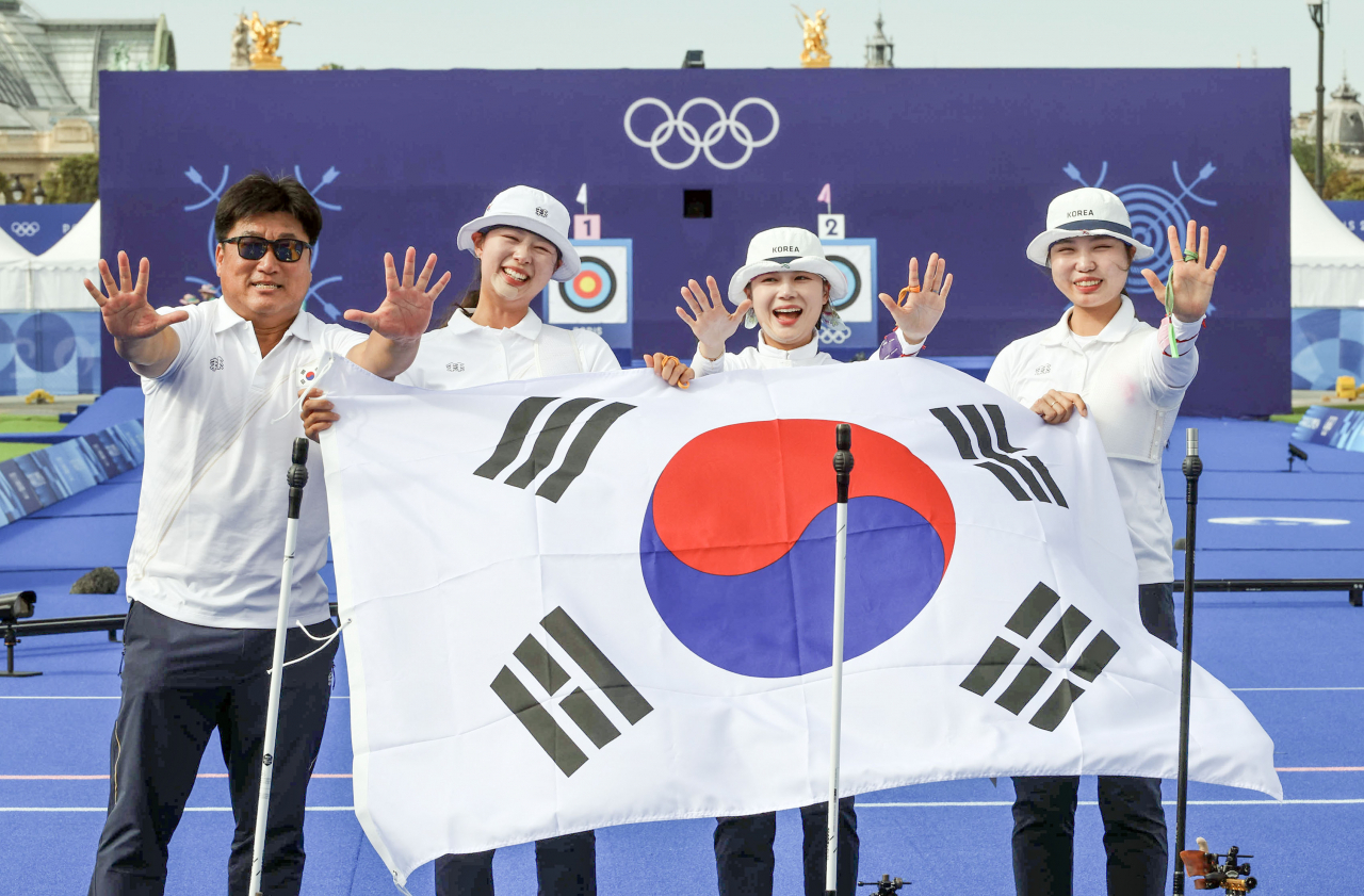 28일(현지시간) 프랑스 파리 앵발리드 경기장에서 열린 2024 파리 올림픽 양궁 여자 리커브 단체 결승 한국과 중국의 경기. 슛오프 끝에 올림픽 10연패를 달성한 한국 선수들이 환호하고 있다. 2024.7.28. 파리=이상섭 기자