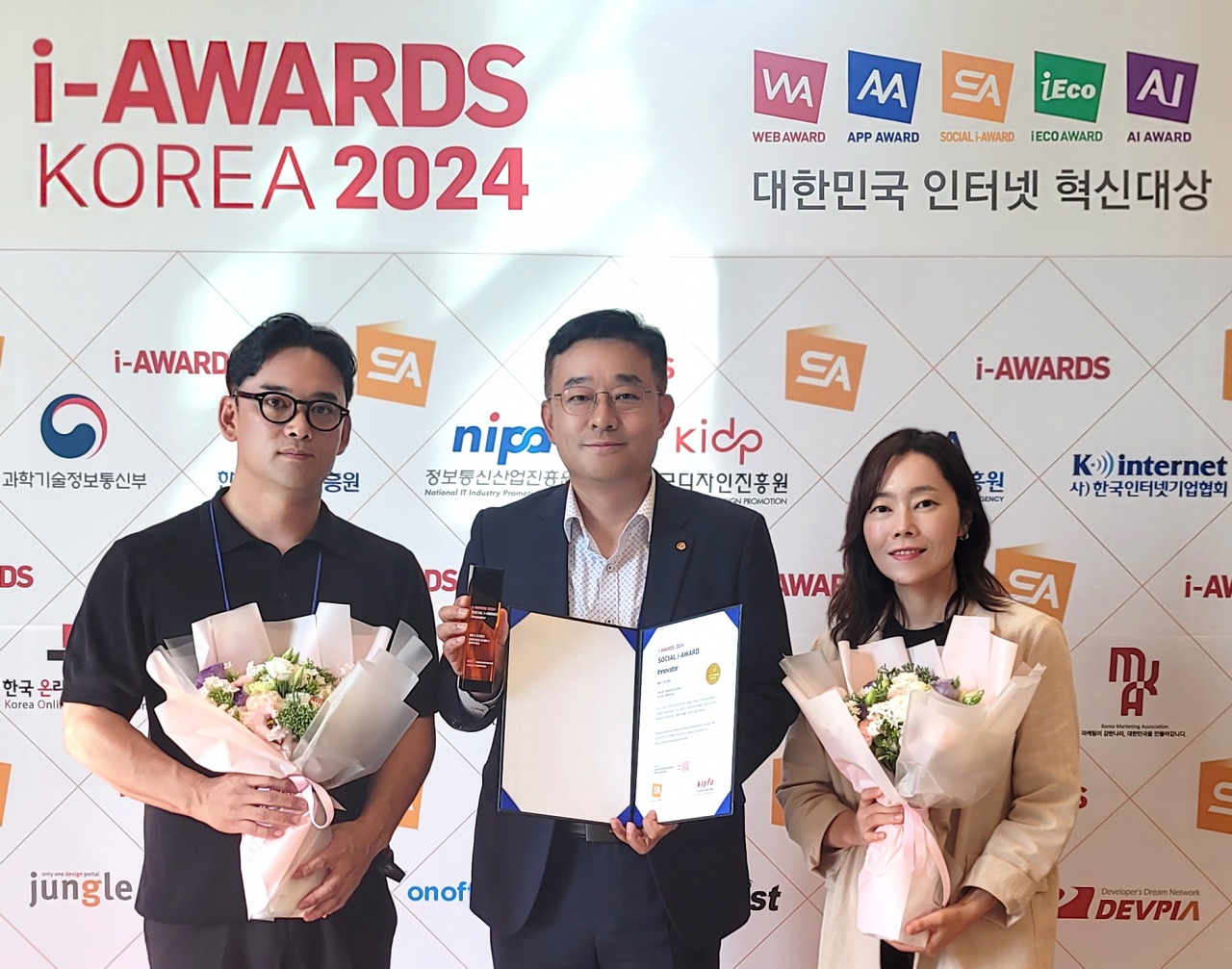 신충섭(가운데) 한화투자증권 경영지원실 상무가 ‘소셜아이어워드 2024’ 블로그 부문 최고대상을 수상한 뒤 직원들과 기념사진을 찍고 있다. [한화투자증권 제공]