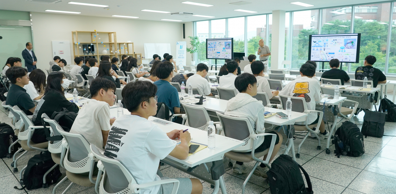 김종원 AI대학원장이 참가 학생들에게 GIST AI대학원과 AI+X 체험 캠프 프로그램에 대해 소개하고 있다.[GIST 제공]