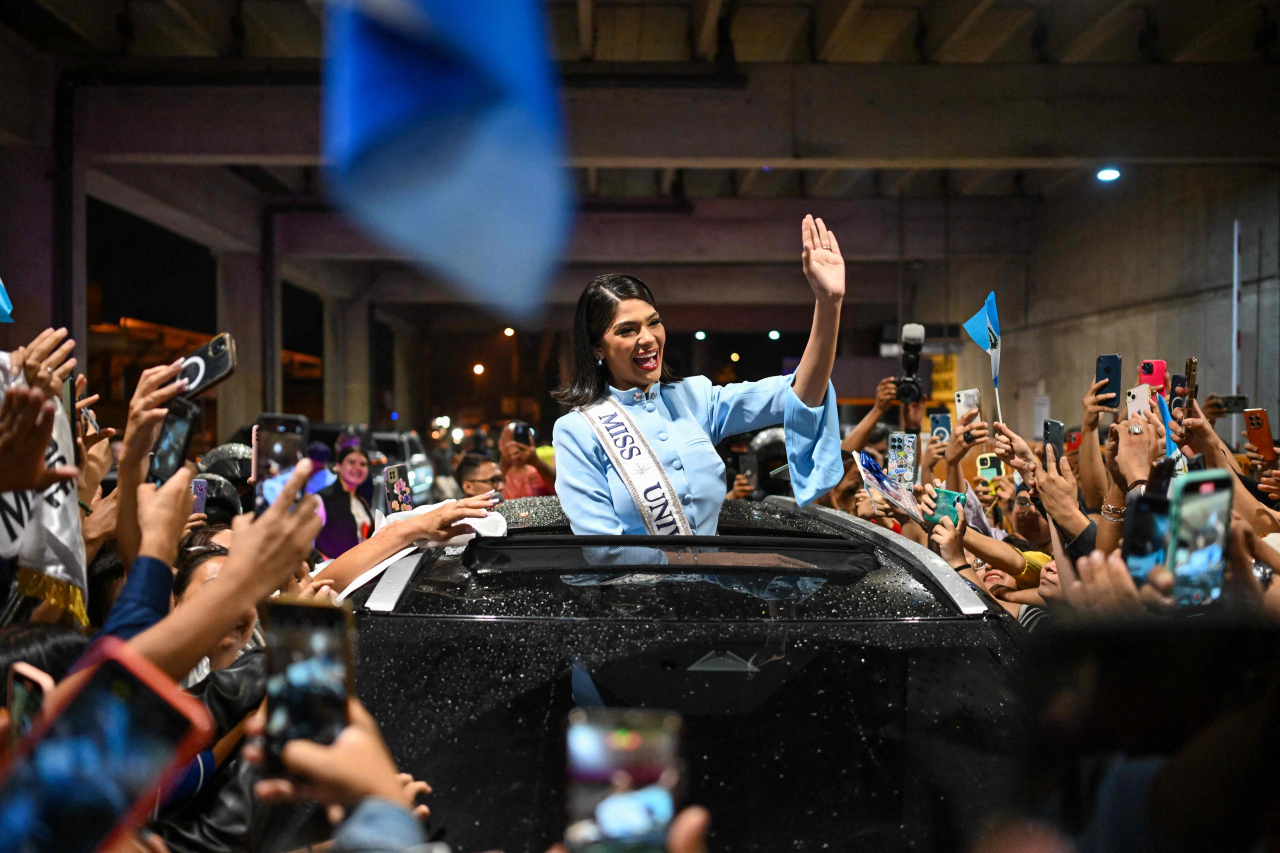 미스유니버스(Miss Universe) 2023 우승자인 니카라과 셰이니스 팔라시오스(Shaynice Palacios·23세)가 지난 5일 과테말라 시티 라오로라 국제공항에 도착한 뒤 팬들에 둘러싸여 손을 흔들고 있다. 팔라시오스는 다다음날 열린 미스유니버스 행사에 참석하기 위해 과테말라에 체류했었다. [사진=AFP]
