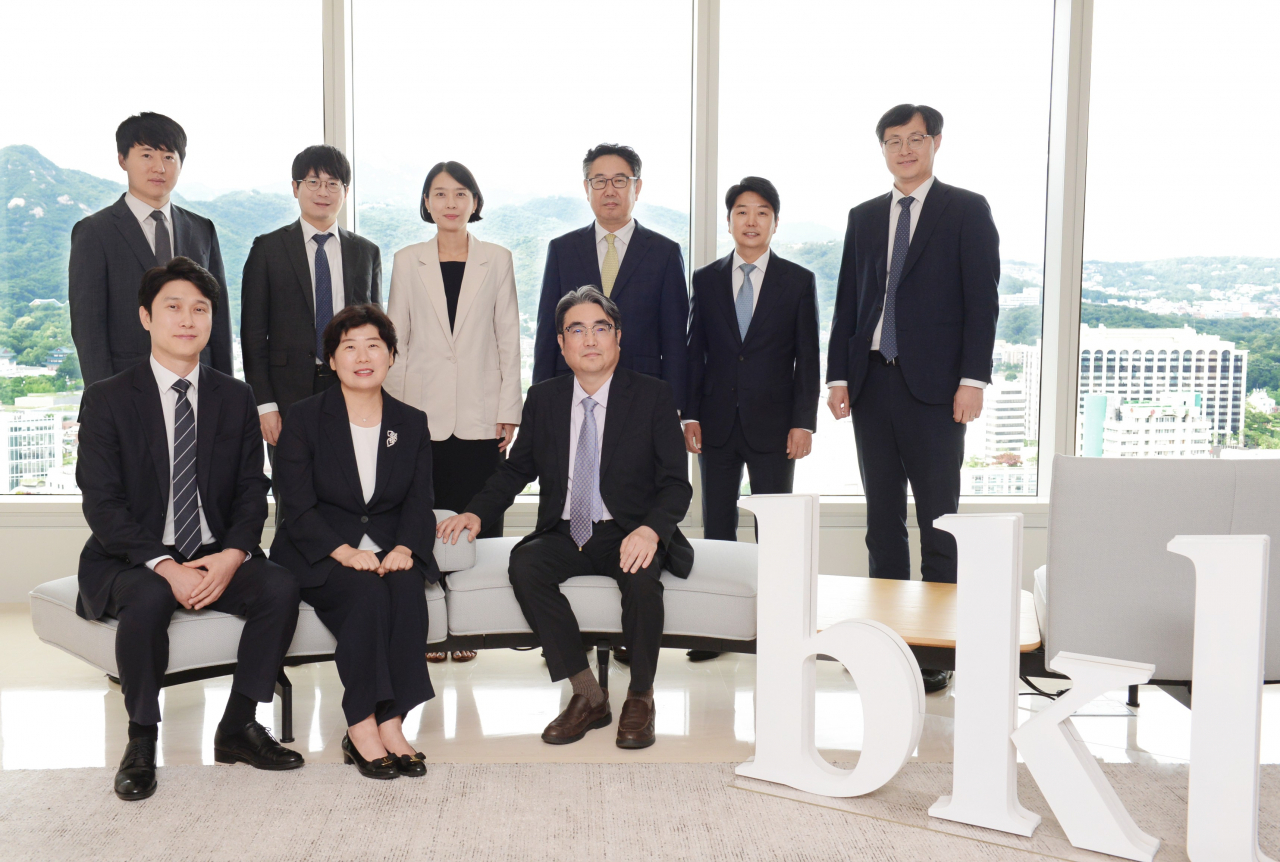 (앞줄 왼쪽부터) 법무법인 태평양 가상자산형사대응팀 김대현, 박지영, 김범기, 진무성, 박재영, 허철호, 김효봉, 윤사로, 고유성 변호사 [제공=법무법인 태평양]