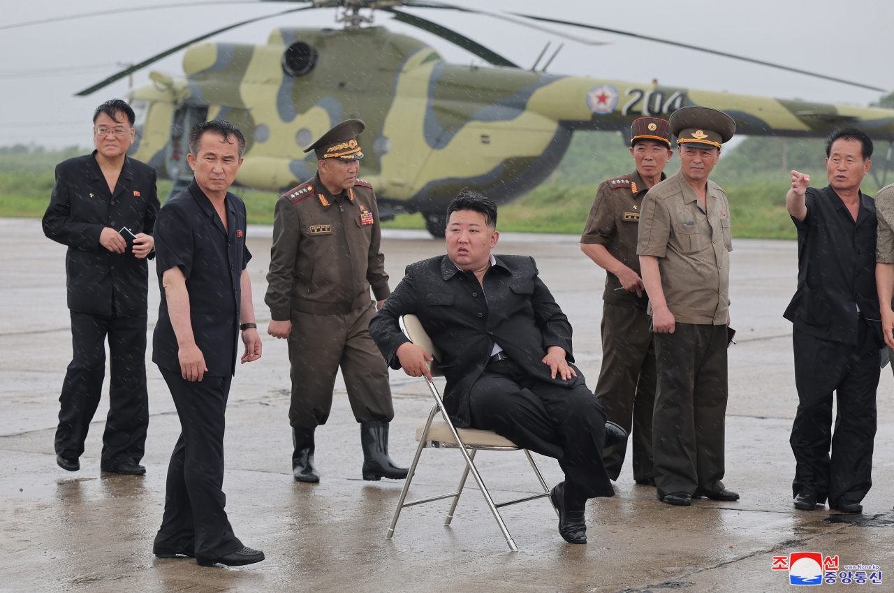 김정은 북한 국무위원장이 지난 28일 평안북도 신의주시와 의주군의 큰물 피해 현장을 방문했다고 조선중앙통신이 29일 보도했다. [연합]