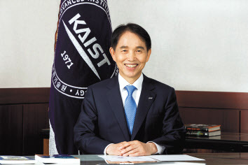 이광형 KAIST 총장이 제7기 국가지식재산위원회(지재위) 민간 위원장으로 위촉됐다.
29일 KAIST에 따르면 지재위는 과학기술 분야 특허, 문화·예술·콘텐츠 분야 저작권을 포함해 다양한 지식재산을 창출·활용하기 위한 국가전략을 수립하고 정부 정책을 조율하는 대통령 직속 기관이다.
정부 측 한덕수 국무총리와 민간 측 이 총장이 공동으로 위원장 직무를 수행하며, 임기는 8월 1일부터 2년간이다. 이 총장이 신임 위원장을 맡은 제7기 지재위는 간사를 맡은 이종호 과학기술정보통신부 장관 등 13명의 정부위원과 19명의 민간위원으로 구성됐다. 이 총장은 KAIST 지식재산 대학원 설립을 주도하고 지재위 분쟁해결선진화 특별위원장, 국회 대한민국 특허 허브 국가 추진위원회 공동대표, 지재위원, 특허법원 사법행정자문위원, 특허청 부정경쟁방지 및 영업비밀보호 기본계획 수립 추진단장 등의 직무를 수행하며 지식재산권의 중요성을 강조해왔다.
임기 시작 후 7기 민간위원들과 함께 ▷지식재산 이슈에 대한 다부처 유관 정책 협력 강화 ▷부처 간 정책 이견 조율 ▷부처 단독 추진이 어려운 정책의 지속적 선도 추진 ▷지식재산권(IP) 글로벌 비즈니스 생태계 활성화 ▷국제협력을 통한 지식재산권(IP) 분야의 다양한 이슈 해결과 국제 규범 형성에 적극적으로 참여해 국가 위상을 제고하는 활동을 펼칠 예정이다.
이 총장은 “인공지능(AI(, 빅데이터 등 디지털 전환 시대에 대응할 수 있는 지식재산 제도가 수립돼 대한민국이 진정한 글로벌 지식재산 강국으로 거듭날 수 있도록 최선을 다하겠다”고 밝혔다. 구본혁 기자