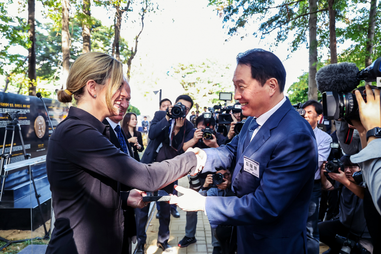 故 월리엄 웨버 대령의 손녀 데인 웨버가 최태원 SK그룹 회장에게 손 편지를 통해 감사의 뜻을 전했다. 한미동맹재단은 웨버 대령의 유일한 유가족인 데인 웨버가 최 회장과 SK그룹에 보내는 3쪽 분량의 손 편지를 전달해왔다고 29일 밝혔다. 최 회장이 작년 10월 파준 웨버 대령 추모비 준공식에 참석해 데인 웨버와 인사를 나누고 있다. [한미동맹재단 제공]