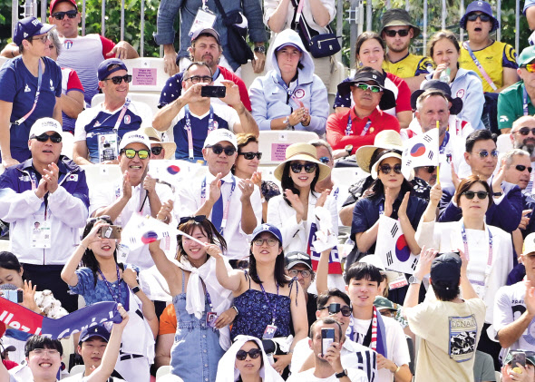 정의선 현대차그룹 회장이 28일(현지시간) 파리 올림픽 양궁 여자 단체전 경기를 찾아 삼성그룹 오너가와 관람석에서 응원을 하고 있다. 선수들에게 박수를 보내고 있는 정의선 회장(가운데 줄 왼쪽 세 번째부터), 정 회장의 부인 정지선 여사, 이서현 삼성물산 전략기획담당 사장, 김재열 IOC위원. [대한양궁협회 제공]