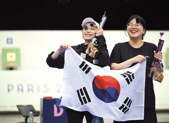 2024 파리 올림픽 사격 여자 10m 공기권총 결선이 열린 28일(현지시간) 프랑스 샤토루 슈팅센터에서 대한민국 대표팀 오예진(오른쪽)과 김예지가 메달이 확정된 후 기뻐하고 있다. 샤토루=이상섭 기자