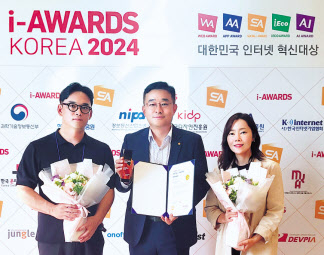 신충섭(가운데) 한화투자증권 경영지원실 상무가 ‘소셜아이어워드 2024’ 블로그 부문 최고대상을 수상한 뒤 직원들과 기념사진을 찍고 있다. [한화투자증권 제공]