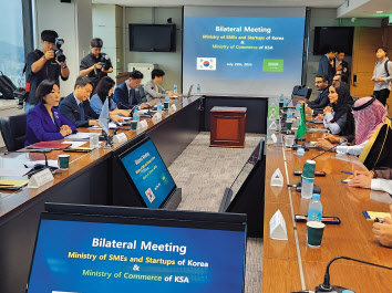 오영주(왼쪽) 중소벤처기업부 장관이 29일 마지드 빈 압둘라 알까사비 사우디 상무부 장관 등 상무부 사절단과 면담에서 인사말을 하고 있다. [중기부 제공]