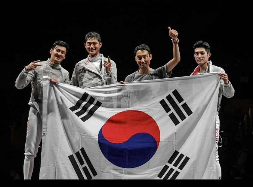 2021년 열린 2020 도쿄올림픽 당시 남자 사브르 단체전 금메달 순간. 구본길(왼쪽부터), 오상욱, 김정환, 김준호. [오상욱 인스타그램 캡처]