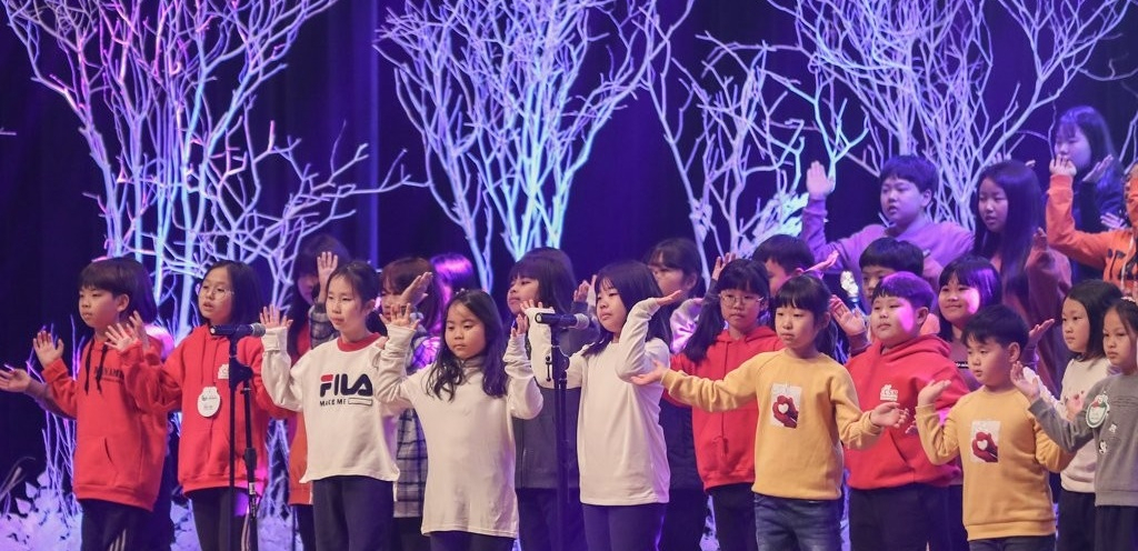 지난 1월 11일 오후 서울 서대문구 이화여대에서 열린 제3회 허들링 청소년 합창 축제에 출전한 다문화 가정 출신 어린이와 청소년들이 공연을 펼치고 있다. [연합]