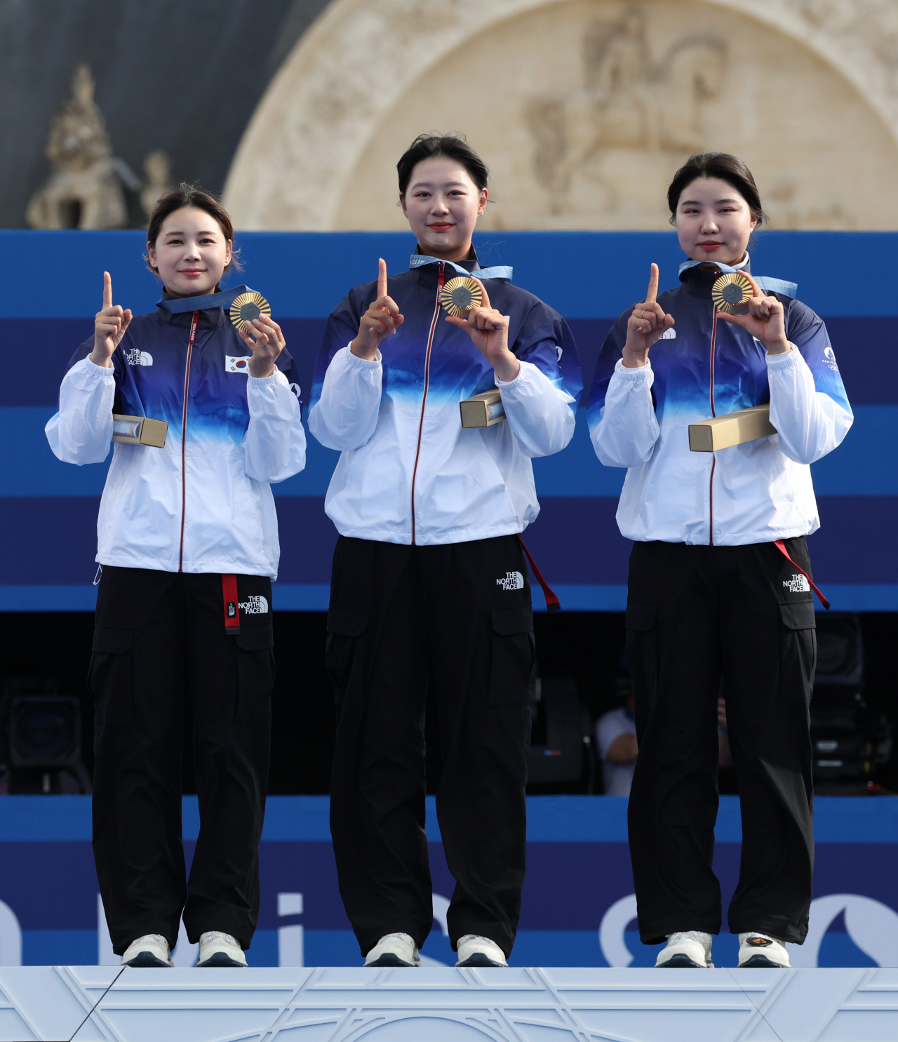 28일(현지시간) 프랑스 파리 앵발리드 경기장에서 열린 2024파리올림픽 양궁 여자 리커브 단체 결승 한국과 중국의 경기. 시상식에서 전훈영, 임시현, 남수현(왼쪽부터)이 포즈를 취하고 있다. [파리=이상섭 기자]