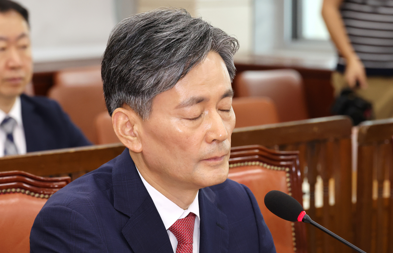 조지호 경찰청장 후보자가 29일 오전 국회 행정안전위원회에서 열린 인사청문회에서 의원 질의를 들으며 눈감고 있다. [연합]