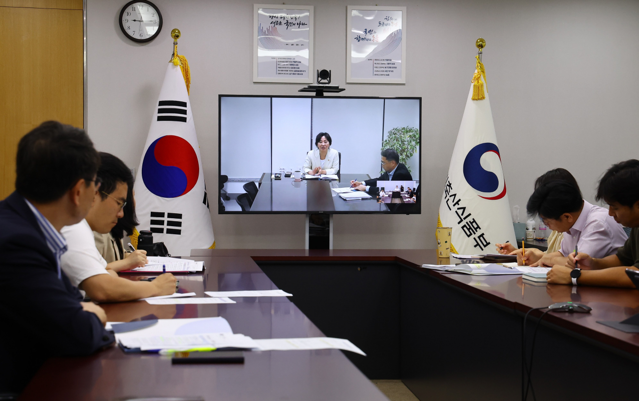 송미령 농림축산식품부 장관이 29일 서울-세종 간 영상회의로 열린 농축산물 수급 상황 점검 회의를 주재하고 있다.[농림축산식품부 제공]
