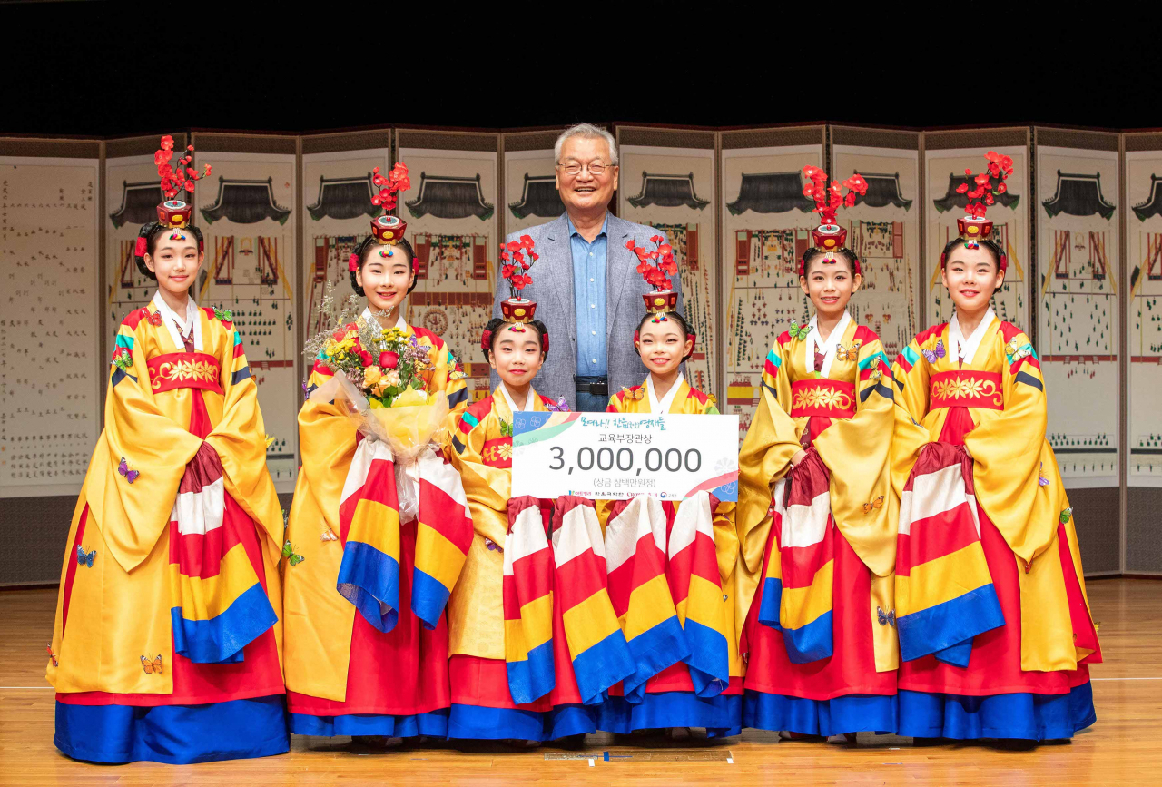 지난 27일 서울남산국악당 크라운해태홀에서 열린 '제12회 모여라 한음(국악)영재들 경연대회'에서 윤영달(가운데) 크라운해태 회장이 종합대상(교육부장관상)을 수상한 화동정재예술단과 함께 기념사진을 촬영하고 있다. [크라운해태제과 제공]