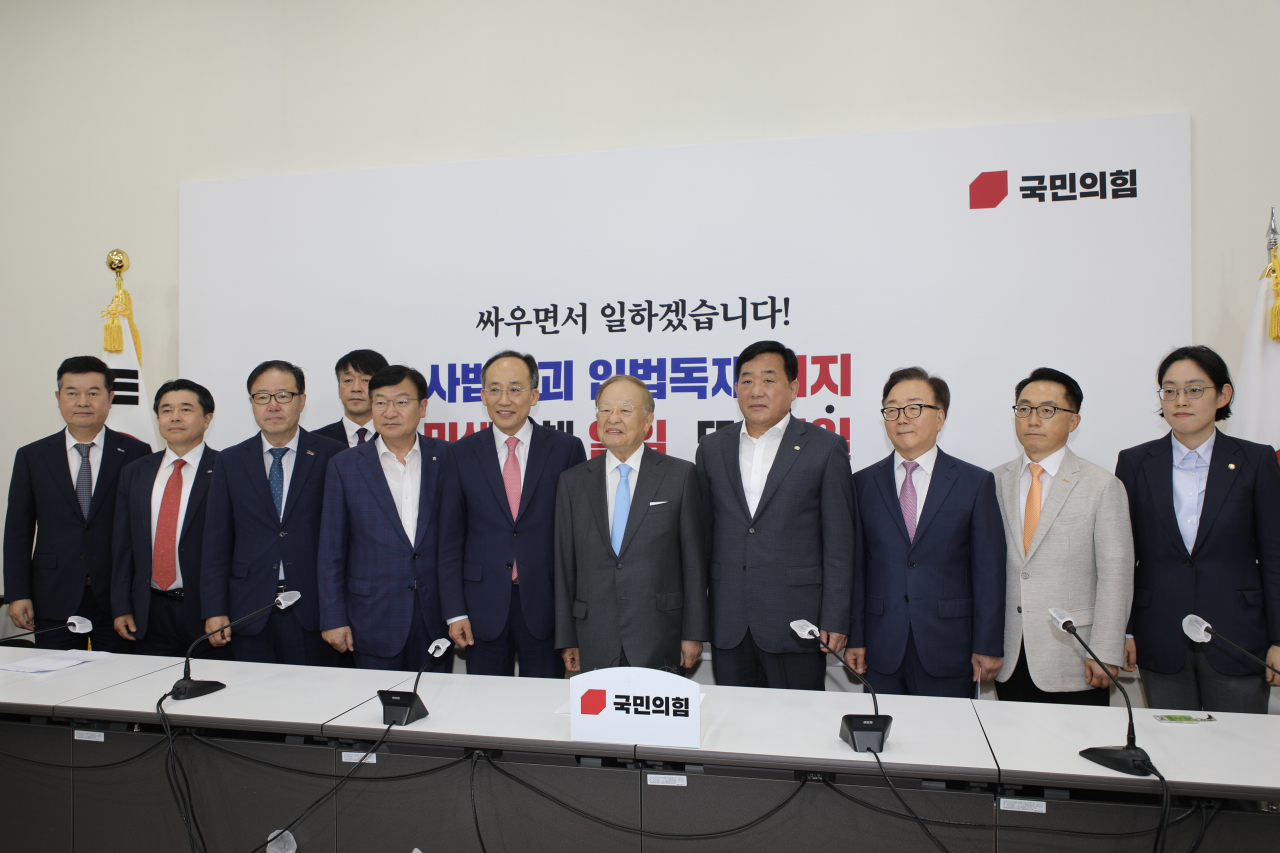 김고현(왼쪽부터) 무역협회 전무, 박동민 대한상의 전무, 정윤모 중기중앙회 상근부회장, 이상호 한국경제인협회 경제산업본부장, 정점식 국민의힘 정책위의장, 추경호 국민의힘 원내대표, 손경식 한국경영자총협회 회장, 박성민 국민의힘 의원, 이동근 한국경영자총협회 상근부회장, 이호준 한국중견기업연합회 상근부회장, 조지연 국민의힘 의원. [한국경영자총협회 제공]