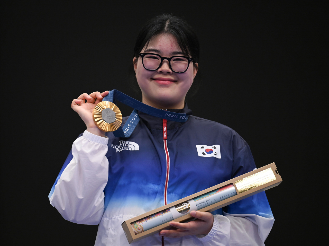28일(현지시간) 프랑스 샤토루 CNTS 사격장에서 열린 2024파리올림픽 사격 여자 10m 공기권총 시상식에서 오예진이 금메달을 들어 보이고 있다. [파리=이상섭 기자]