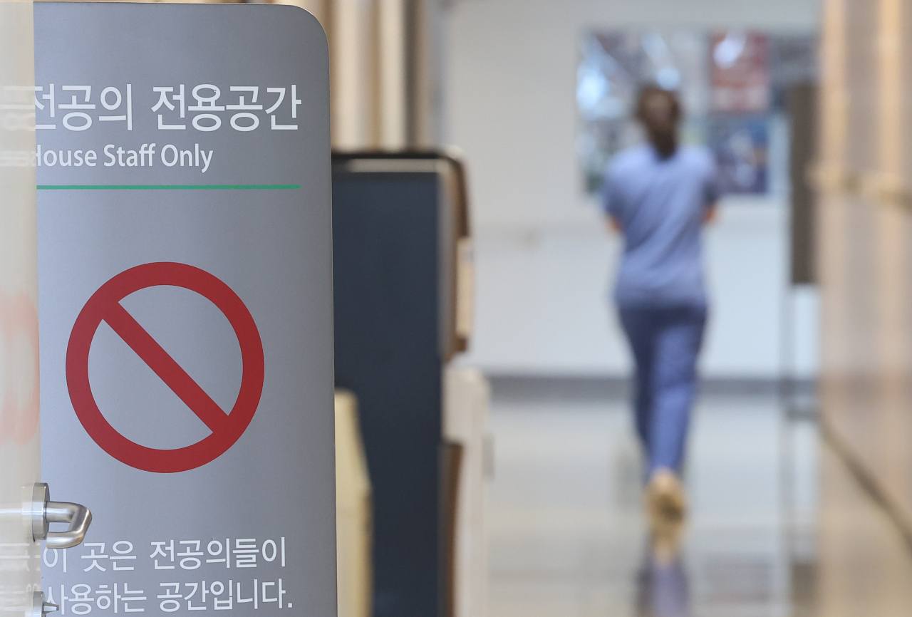 A medical staff walks down the hallway of a Seoul hospital, July 14. (Yonhap)