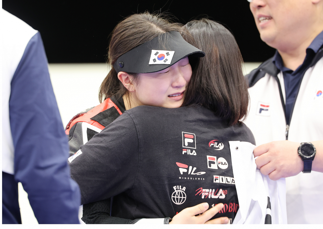29일(현지시간) 프랑스 샤토루 슈팅 센터에서 열린 2024 파리 올림픽 사격 공기소총 10m 여자 결선에서 금메달을 차지한 반효진이 기쁨의 눈물을 흘리고 있다. [연합]