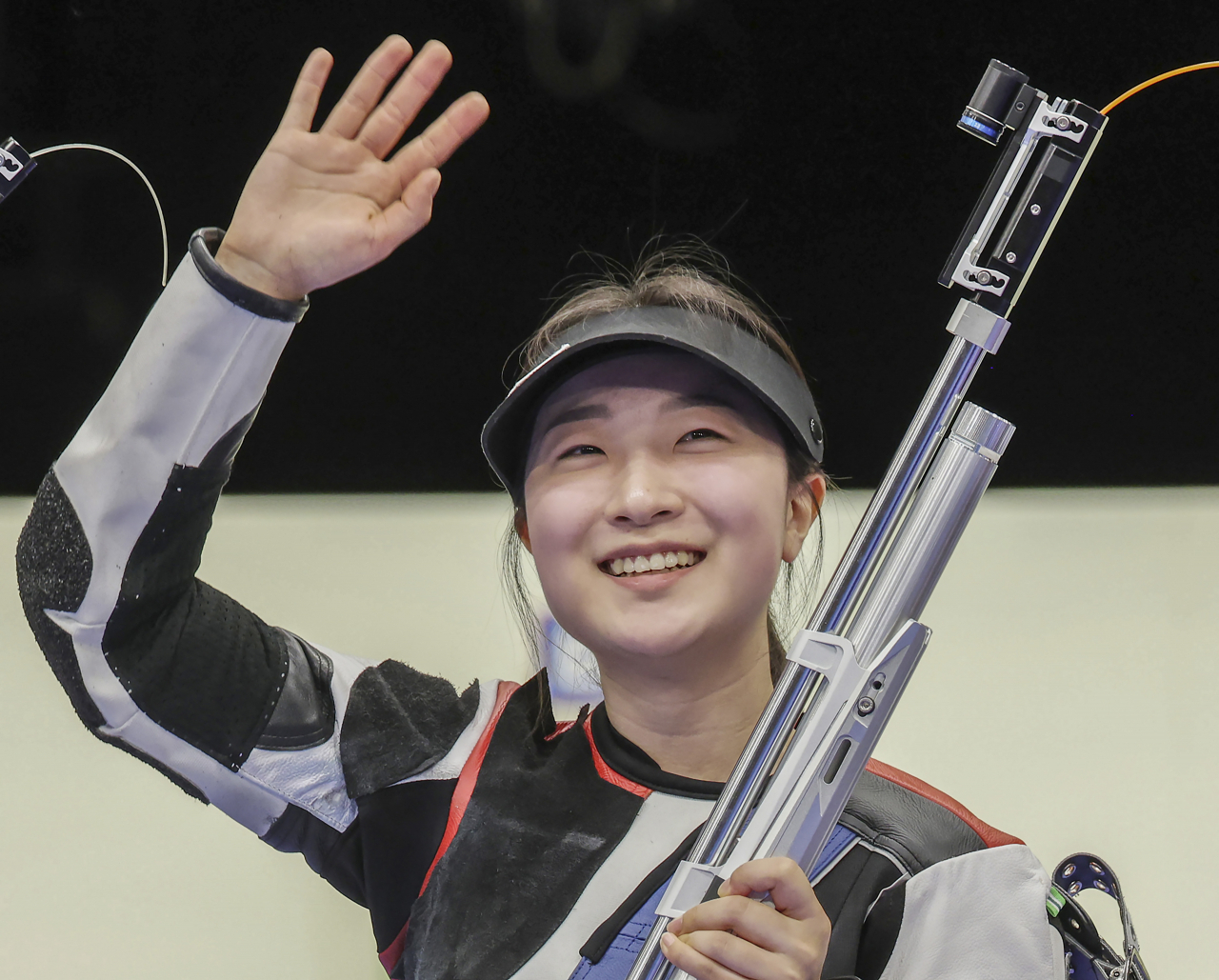 29일(현지시간) 프랑스 샤토루 슈팅 센터에서 열린 2024 파리 올림픽 사격 공기소총 10m 여자 결선에서 금메달을 차지한 반효진이 기뻐하고 있다. [연합]