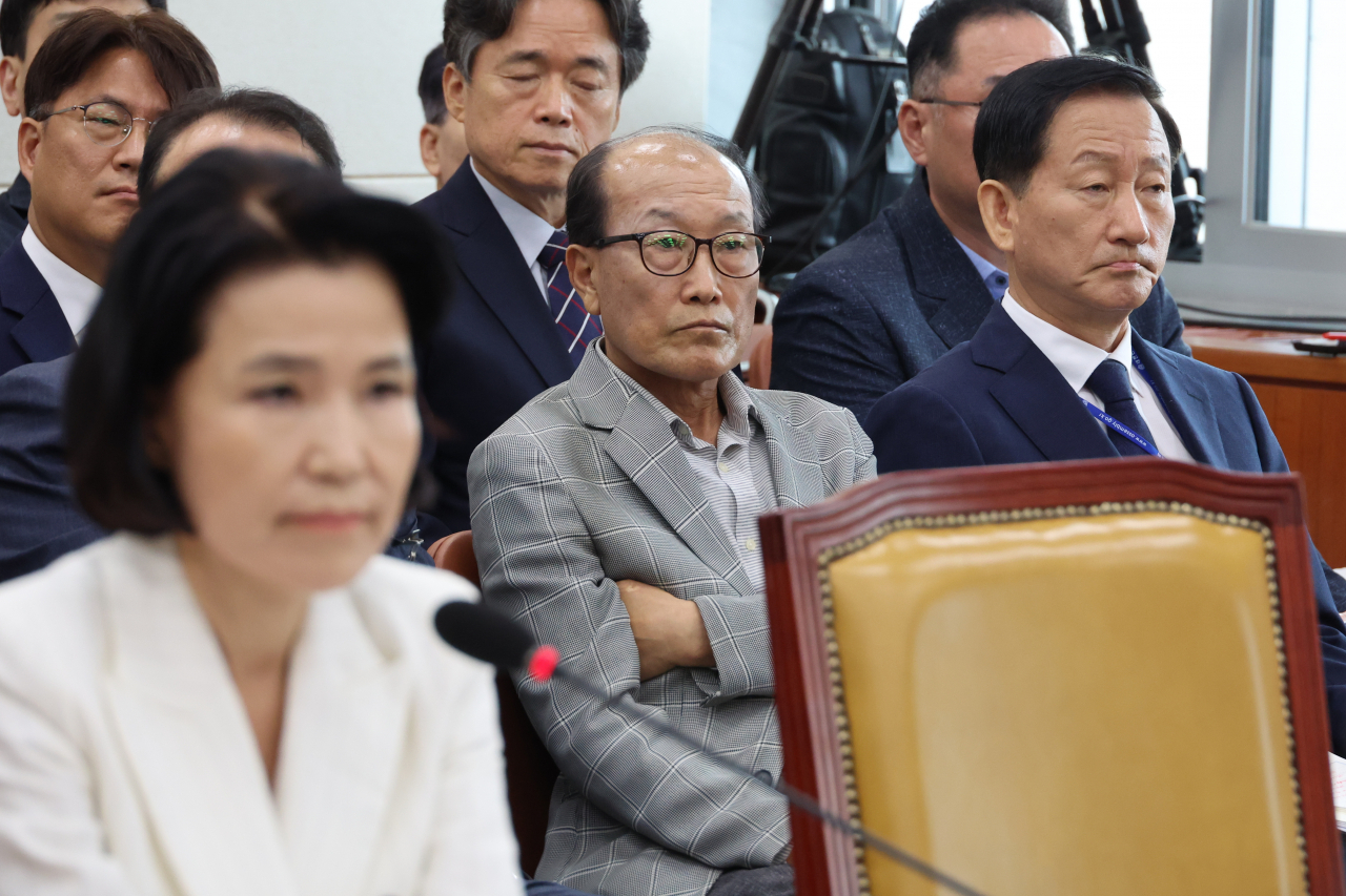 24일 오후 국회 과학기술정보방송통신위원회에서 열린 이진숙 방송통신위원장 후보자에 대한 인사청문회에서 류희림 방송통신심의위원장(맨 오른쪽), 김재철 전 MBC 사장(오른쪽에서 두번째) 등 증인들이 발언을 듣고 있다. [연합]