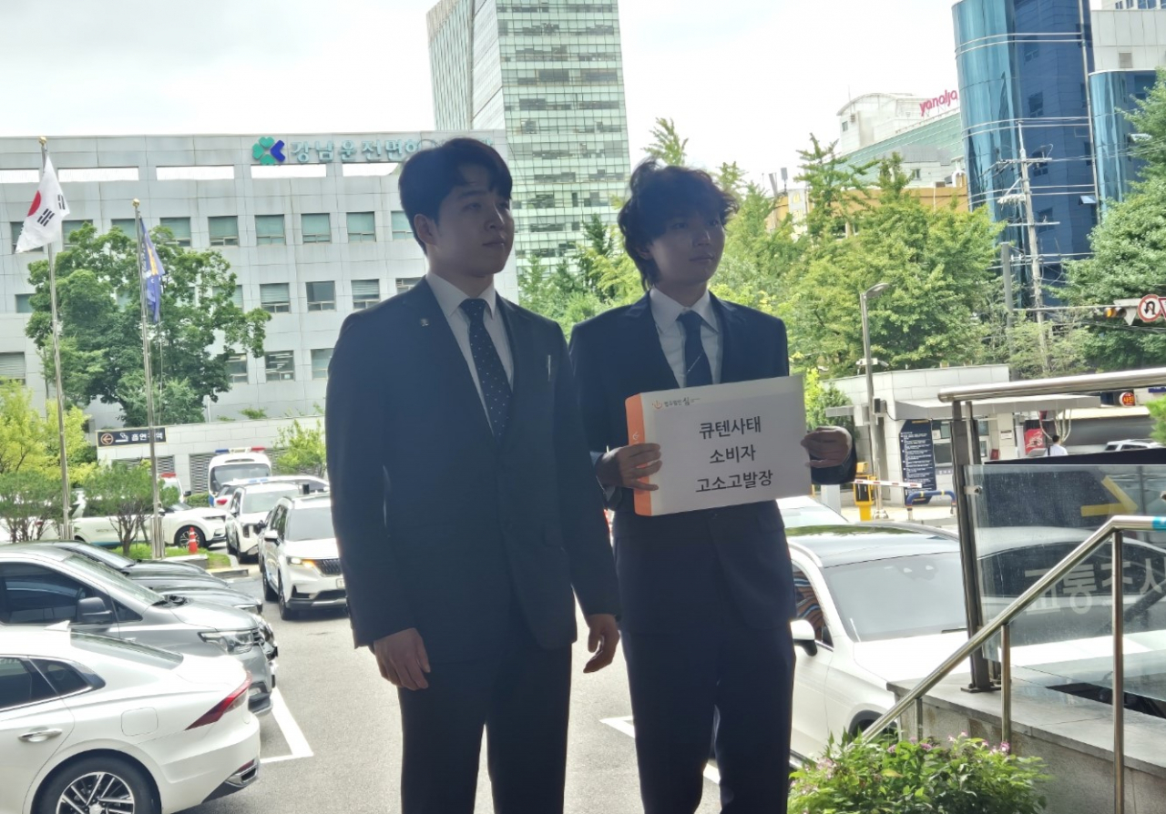 티몬·위메프의 정산과 환불 지연 사태로 피해를 본 소비자들이 모회사 큐텐의 구영배 대표 등을 경찰에 고소했다. 법무법인 심의 심준섭 변호사가 29일 오후 강남경찰서 앞에서 구영배 큐텐 대표와 티몬·위메프의 대표이사, 재무이사 등 총 5명을 특정경제범죄 가중처벌법상 사기·횡령·배임 혐의 관련 고소·고발 관련 입장을 밝히고 있다. [연합]