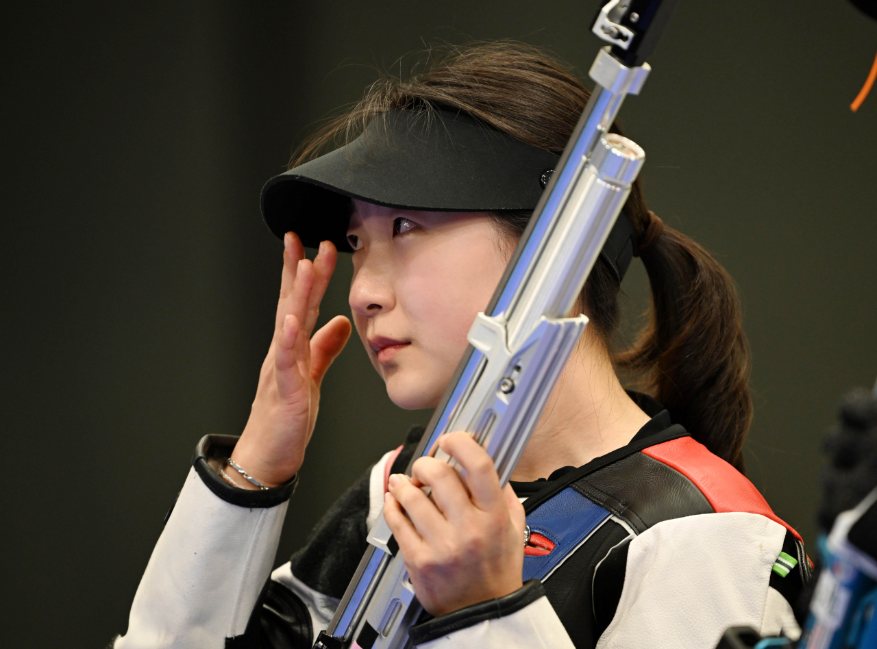 사격 반효진이 29일(현지시간) 프랑스 샤토루 CNTS 사격장에서 열린 2024 파리 올림픽 사격 여자 10m 공기소총 결승 경기에서 금메달을 획득한 후 눈가를 훔치고있다. 2024.7.29 샤토루=이상섭 기자