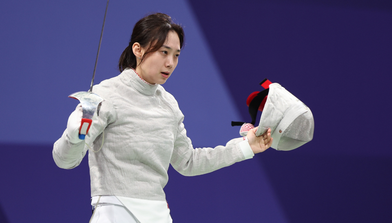 29일(현지시간) 프랑스 파리 그랑 팔레에서 열린 2024 파리 올림픽 펜싱 사브르 여자 개인전 32강 경기에서 한국 윤지수가 우즈베키스탄 데이베코바를 상대로 승리한 뒤 기뻐하고 있다. [연합]