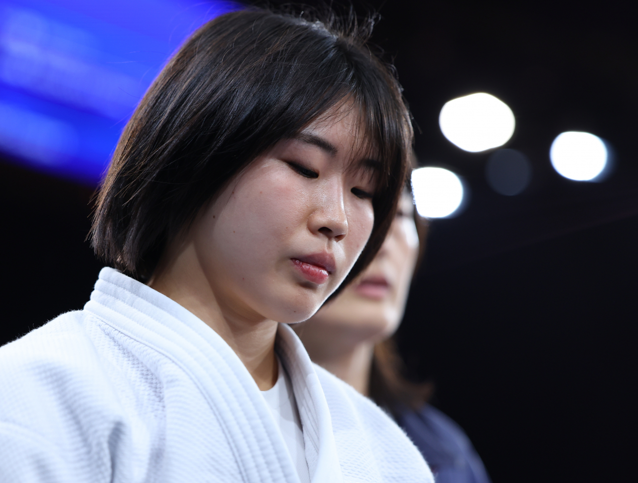 2024 파리올림픽 유도 여자 57㎏급에 출전한 허미미가 29일(현지시간) 프랑스 파리 아레나 샹드마르스에서 이스라엘 팀나 넬슨 레비와 16강전을 위해 경기장에 입장하고 있다. [연합]