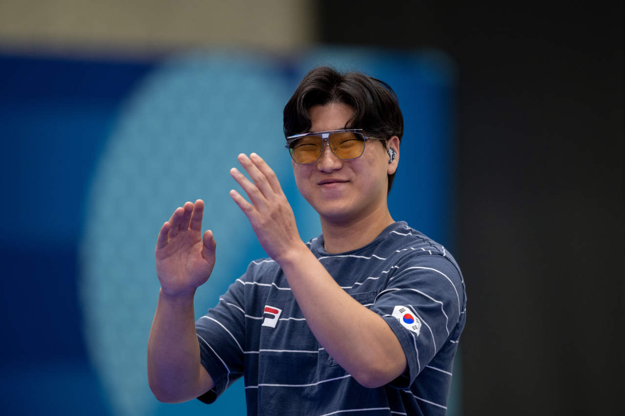 2024 파리 올림픽 사격 남자 10m 공기권총 금메달 결정전이 열린 지난 28일(현지시간) 프랑스 샤토루 CNTS 사격장에서 대한민국 대표팀 이원호가 관람객들에게 인사를 하고 있다. 2024.7.28 샤토루=이상섭 기자/HC