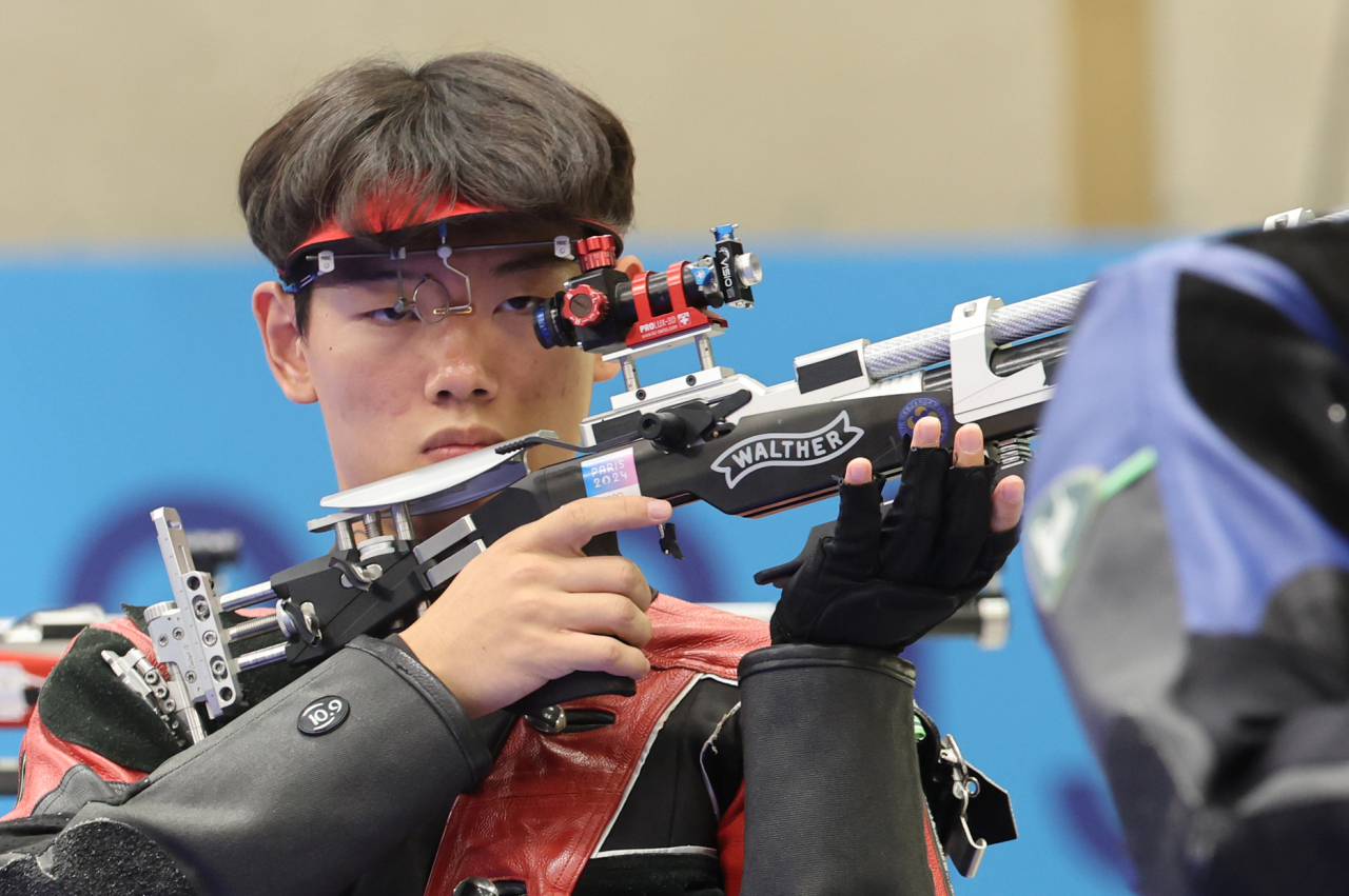 29일(현지시간) 프랑스 샤토루 슈팅 센터에서 열린 2024 파리 올림픽 사격 공기소총 10m 남자 결선에 진출한 최대한이 연습하고 있다. [연합]