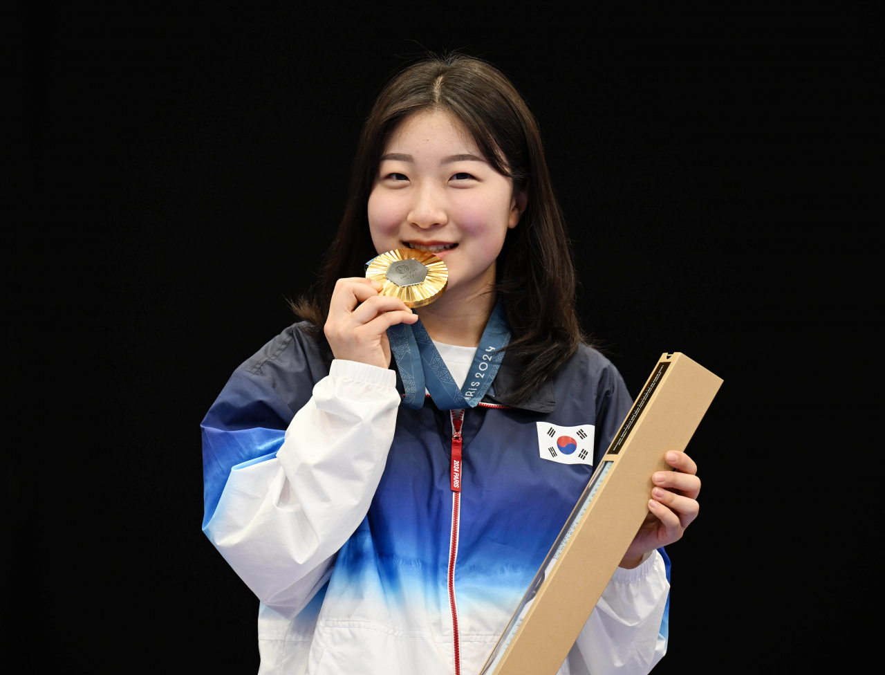 사격 반효진이 29일(현지시간) 프랑스 샤토루 CNTS 사격장에서 열린 2024 파리 올림픽 사격 여자 10m 공기소총 결승 경기에서 금메달을 획득한 후 열린 시상식에서 기뻐하고 있다. 2024.7.29 샤토루=이상섭 기자/HC