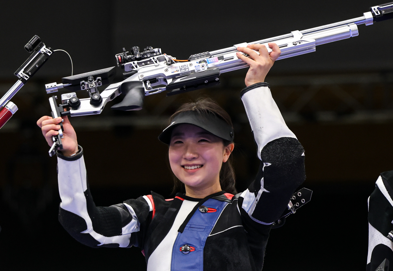 29일(현지시간) 프랑스 샤토루 CNTS 사격장에서 열린 2024 파리 올림픽 사격 여자 10m 공기소총 결승 경기에서 금메달을 획득한 반효진이 경기 직후 소총 세리머니를 하고 있다. 2024.7.29 샤토루=이상섭 기자/SDH