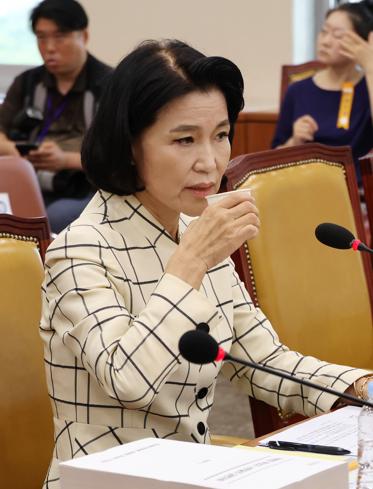 이진숙 방송통신위원장 후보자가 26일 오전 국회 과학기술정보방송통신위원회에서 열린 인사청문회에서 물을 마시고 있다. 이 후보자의 인사청문회는 사흘째 진행 중이다. 민주당 측은 전날 자료 제출 미비를 이유로 청문회 연장을 단독 의결했다. [연합]